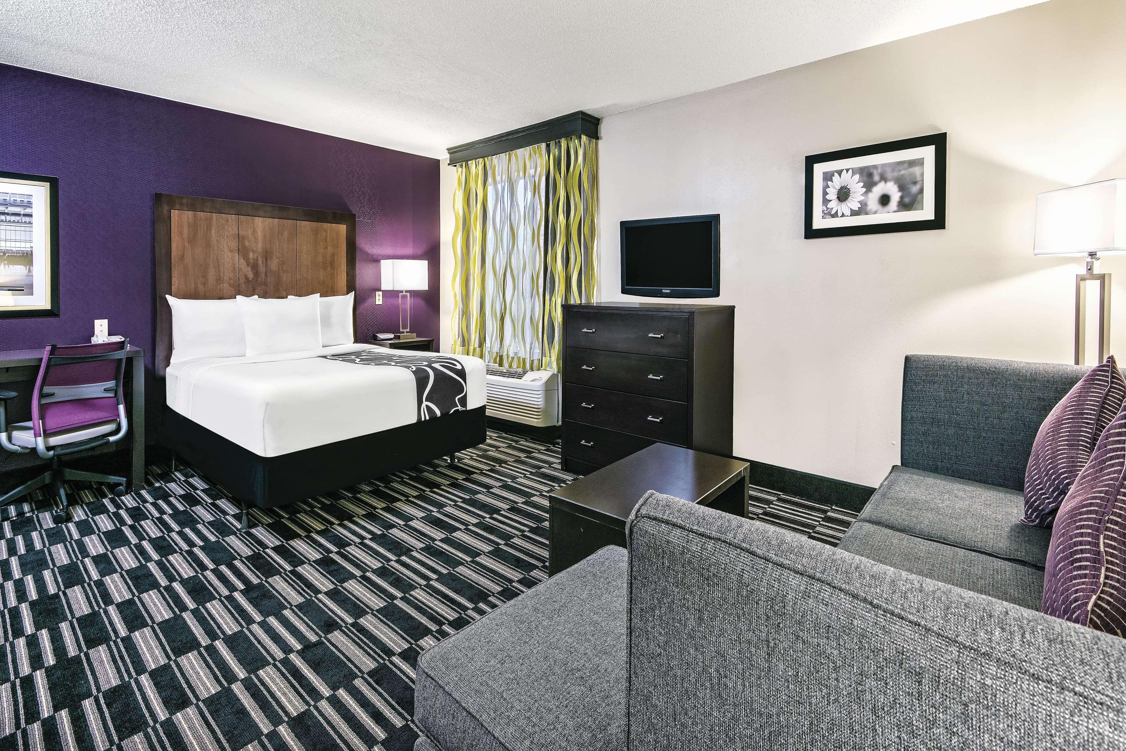La Quinta Inn & Suites By Wyndham The Woodlands Spring Exterior photo