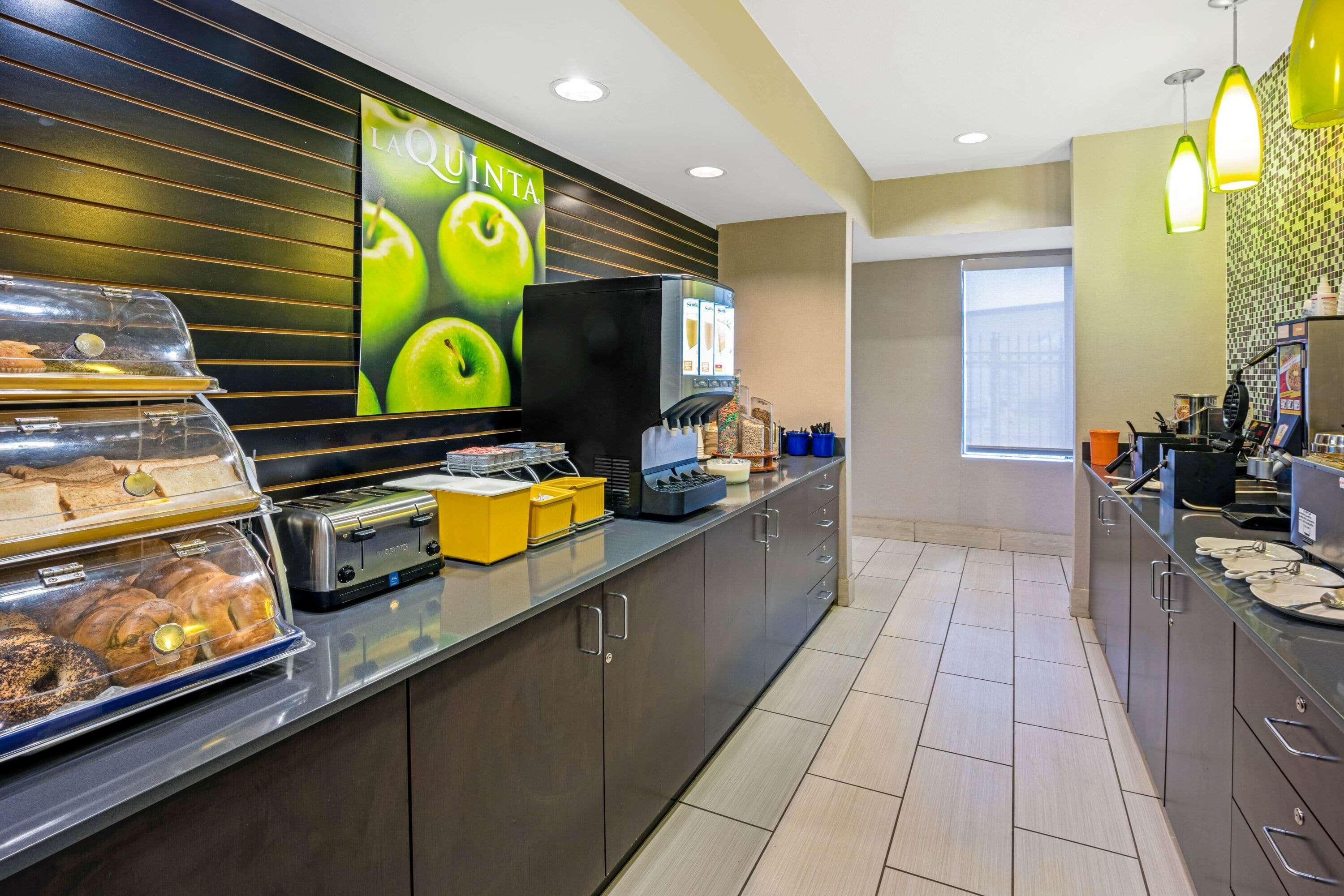 La Quinta Inn & Suites By Wyndham The Woodlands Spring Exterior photo