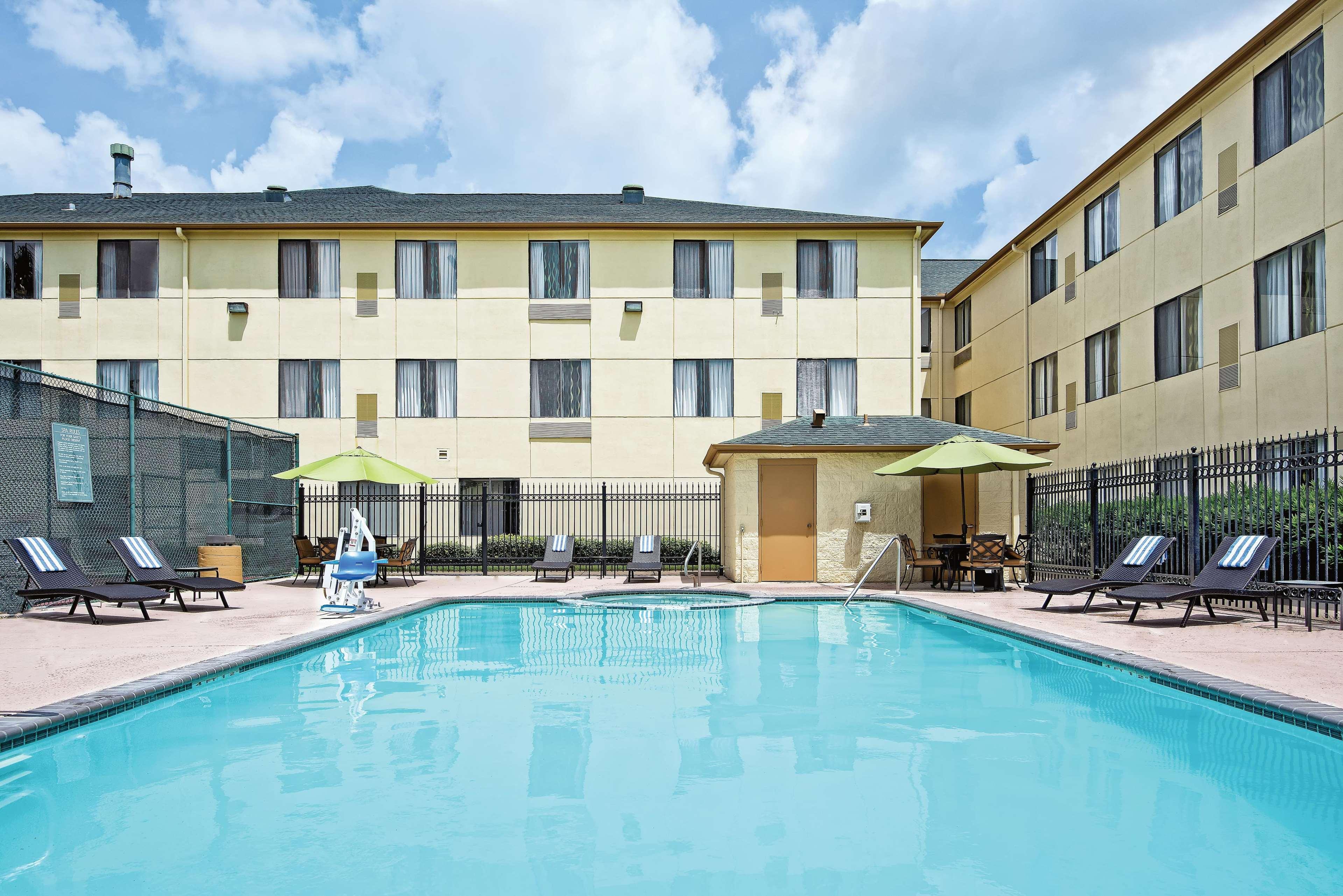 La Quinta Inn & Suites By Wyndham The Woodlands Spring Exterior photo