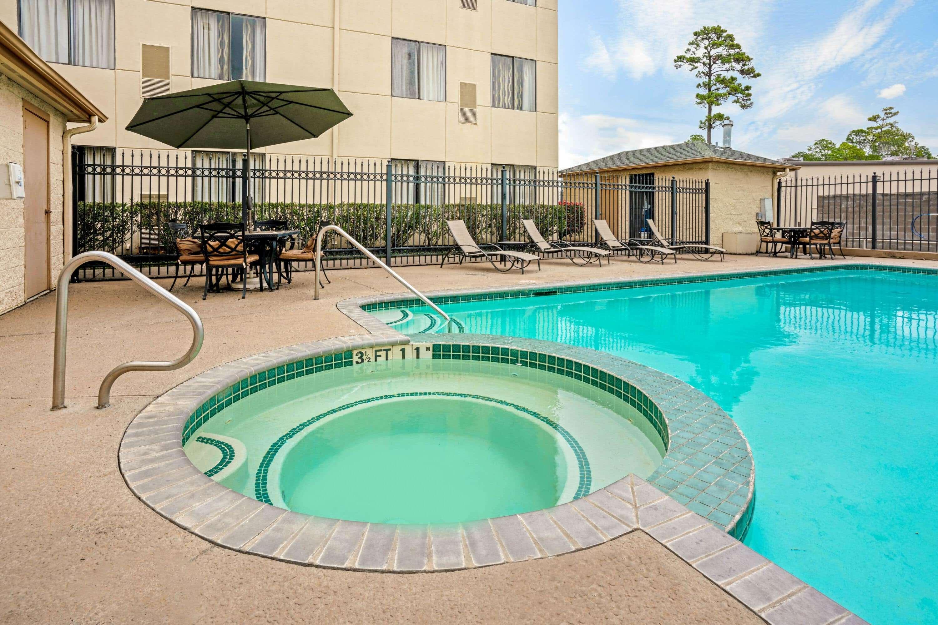 La Quinta Inn & Suites By Wyndham The Woodlands Spring Exterior photo