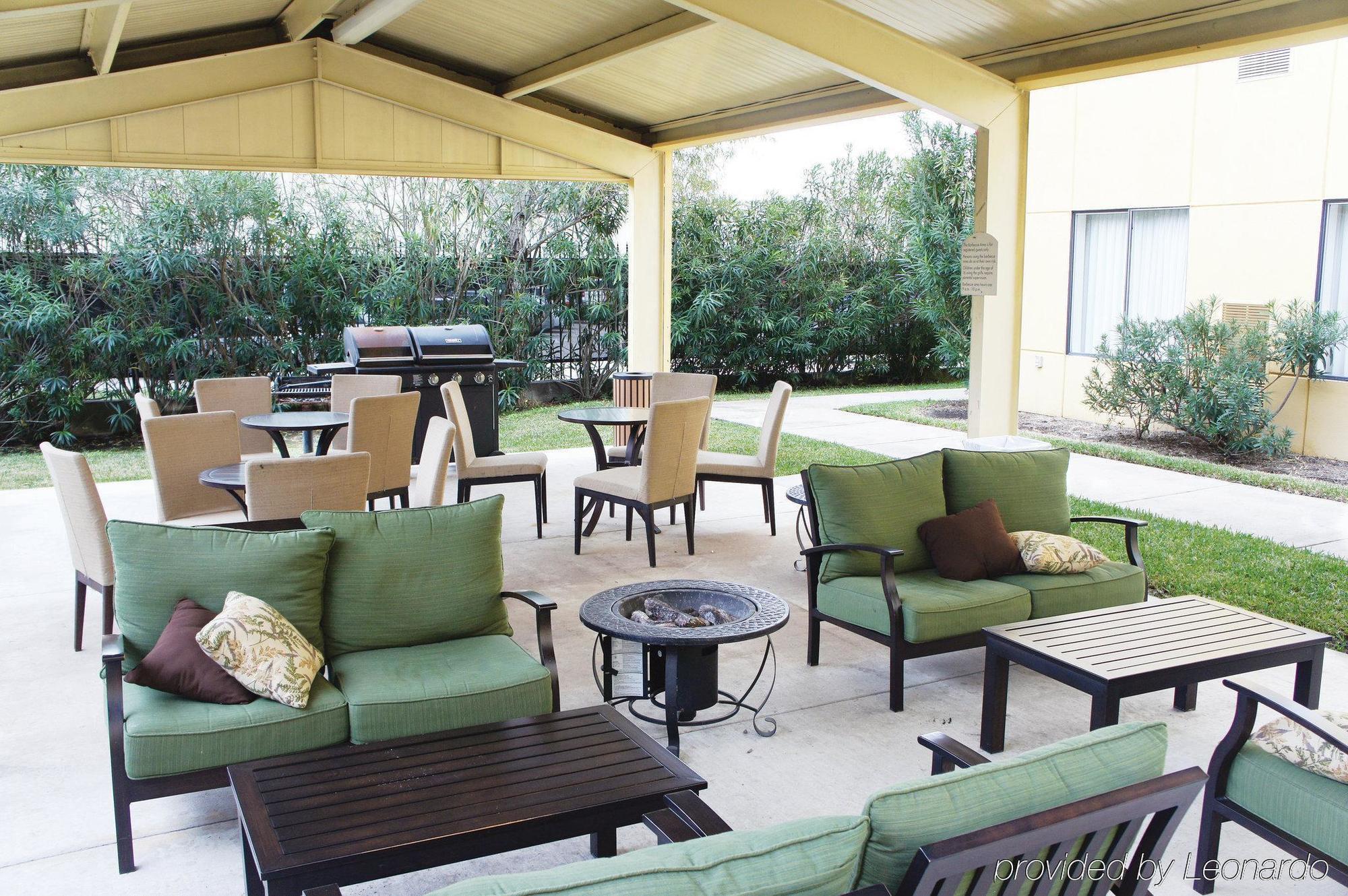 La Quinta Inn & Suites By Wyndham The Woodlands Spring Exterior photo
